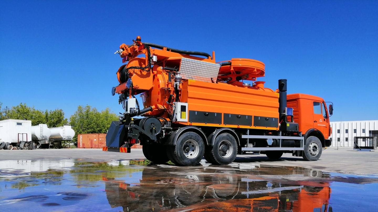 COMBINED JETTING AND VACUUM TRUCK