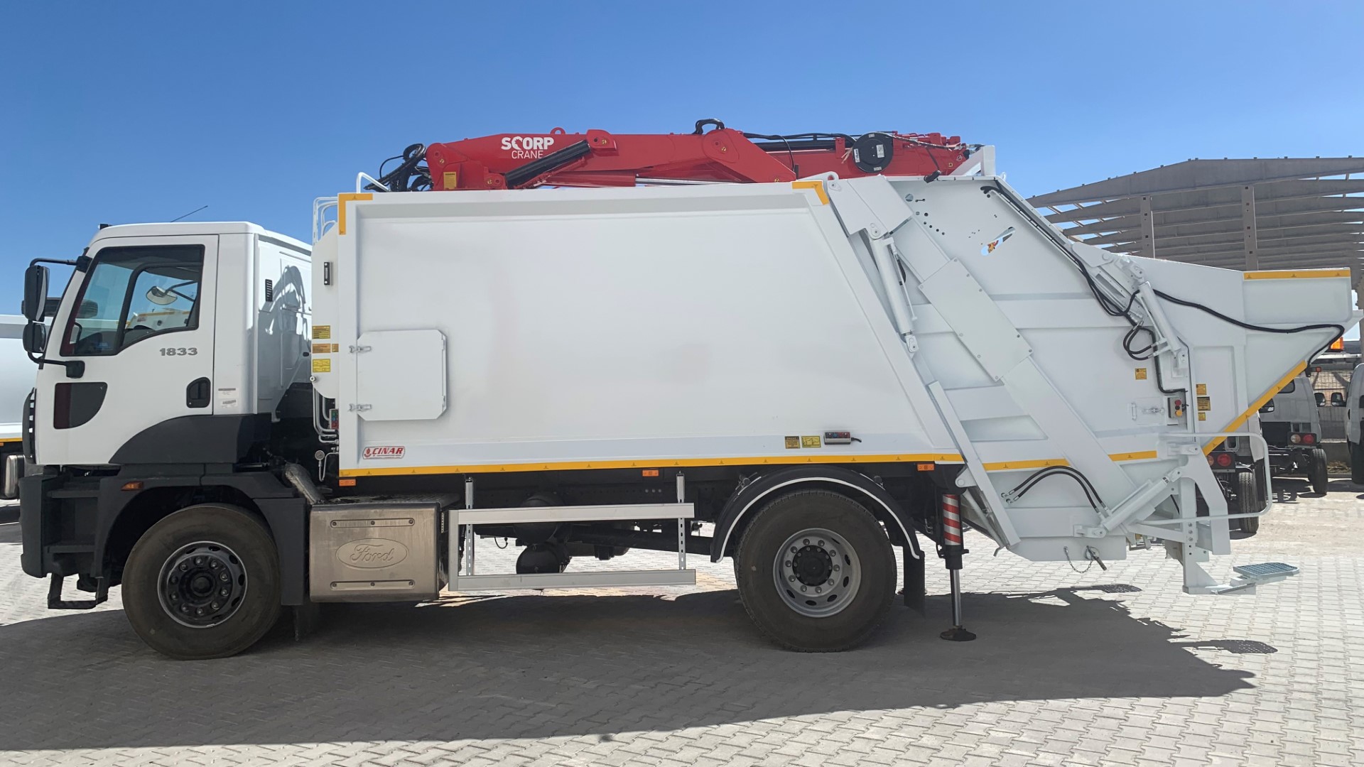 HYDRAULIC GARBAGE COMPACTOR TRUCK