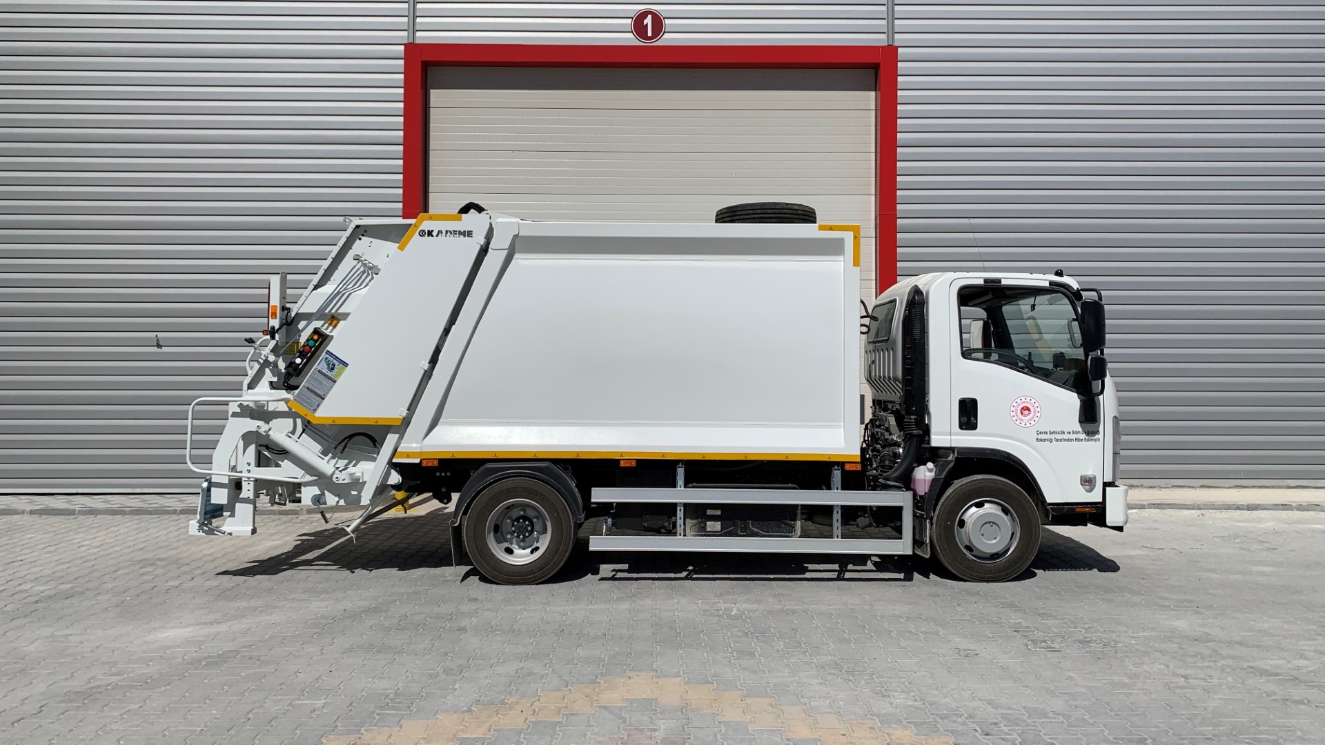 HYDRAULIC GARBAGE COMPACTOR TRUCK