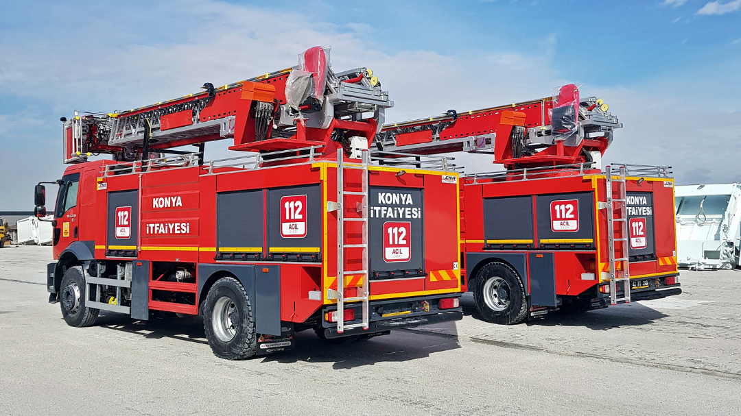 FIREFIGHTING VEHICLE WITH HYDRAULIC LADDER