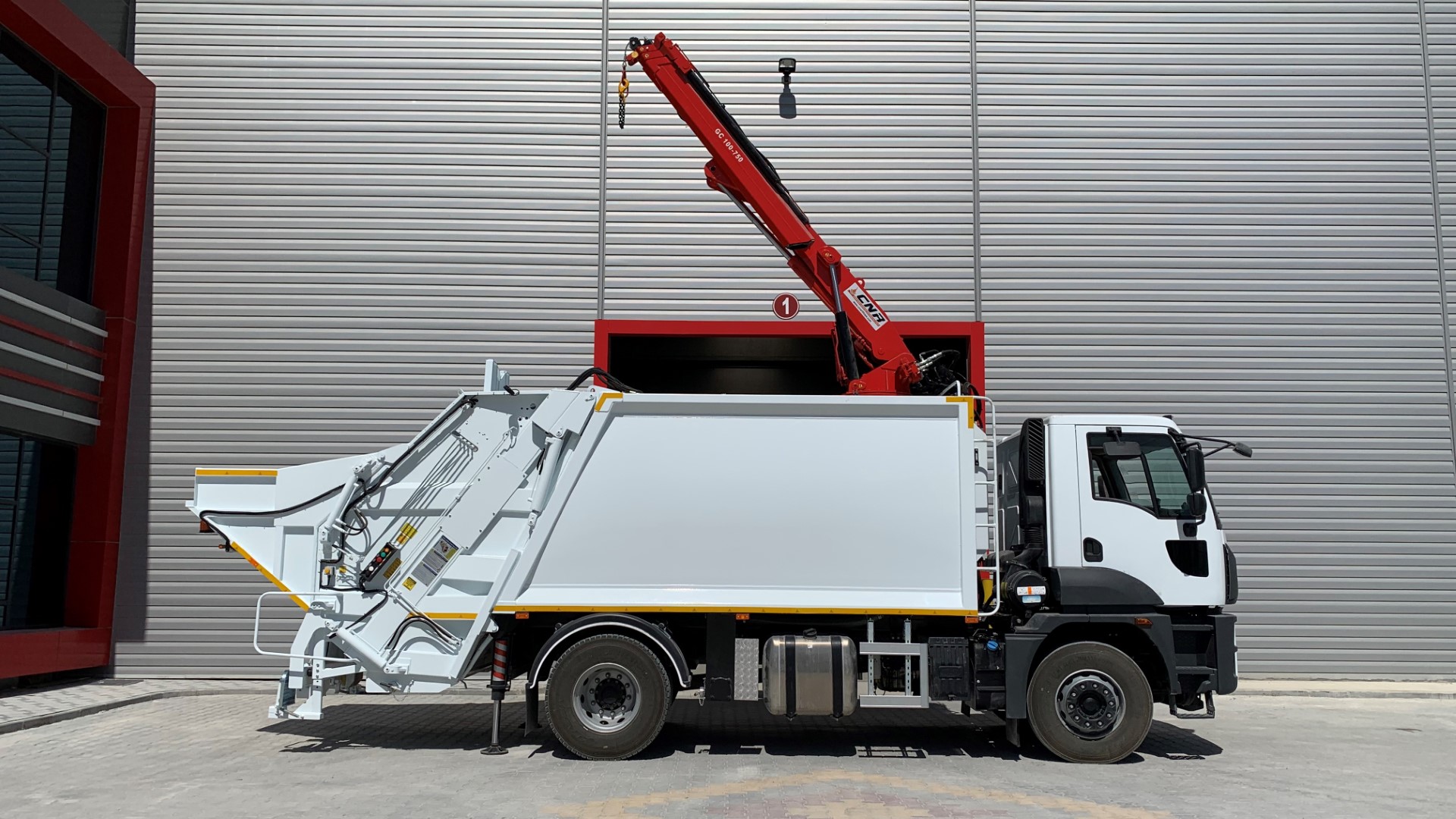 HYDRAULIC GARBAGE COMPACTOR TRUCK