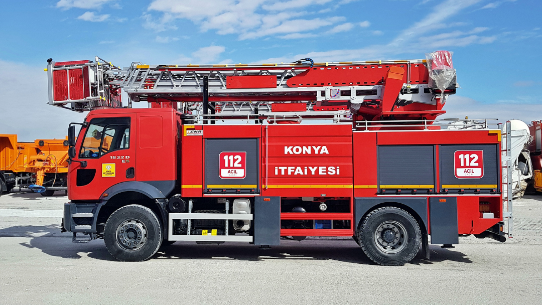FIREFIGHTING VEHICLE WITH HYDRAULIC LADDER